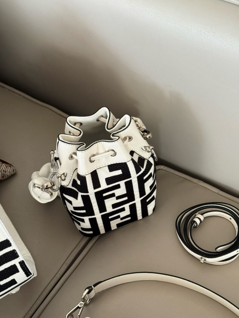 baffabbb0a.jpg 220 boxes
size:12.5*18cm
Fendi bucket bag
Wide woven wrist strap
configuration ? Long shoulder straps!
The Wealth Bucket has a new color scheme! It's so beautiful
The capacity and appearance are all very online!