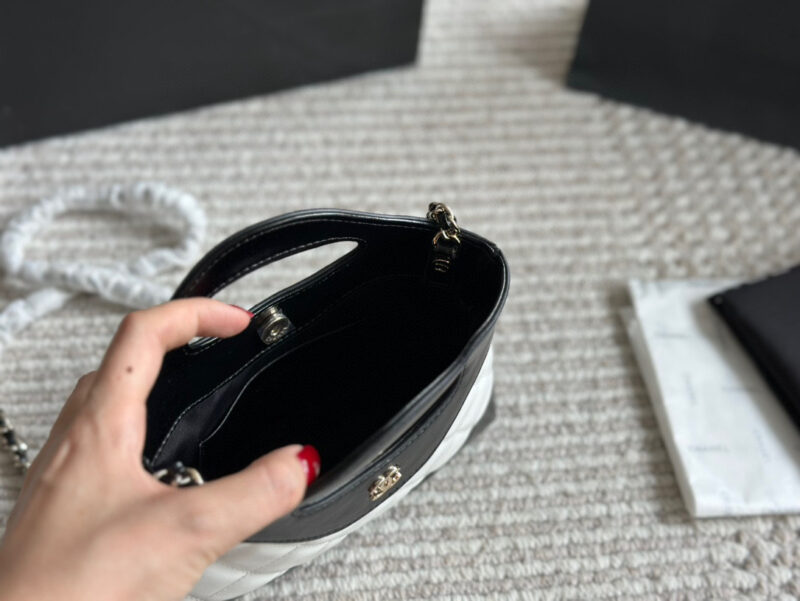 bb0509efb6.jpg 215 box upgrade version
size:22*14.5cm
Xiaoxiangjia's 23a is worth buying
Cute and Loving Horizontal Version 31
Chanel has been replicated again
The new 31 bag model has released a mini size
Who can withstand this!
Xiaoxiang's true love fans must j...