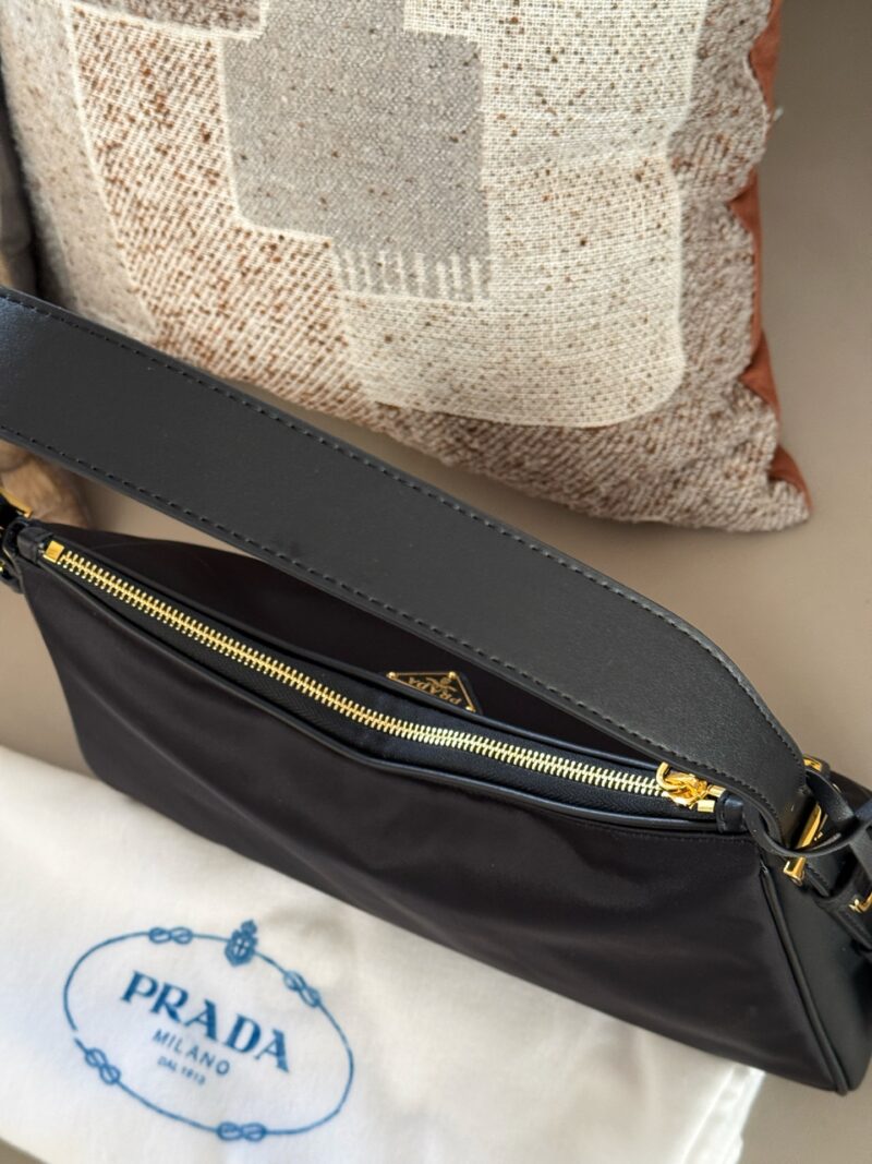 bb1960ac97.jpg 290 boxes
size:40*20cm
??? Recommended PRADA aimee
Prada has released a new model again
This underarm nylon cowhide handbag is also quite good!
The designer's inspiration is starting to shine again!
Lightweight nylon material paired with calf...