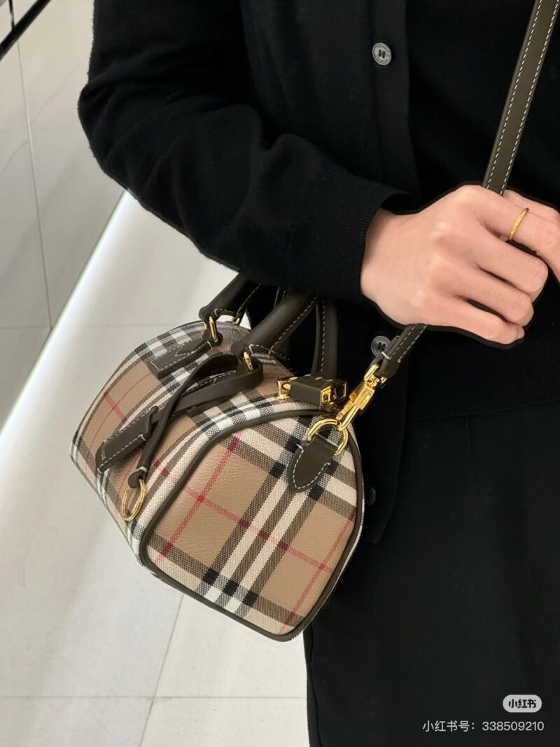 bb2c7e8816.jpg Burberry's cute and lovely pillow bag is here~