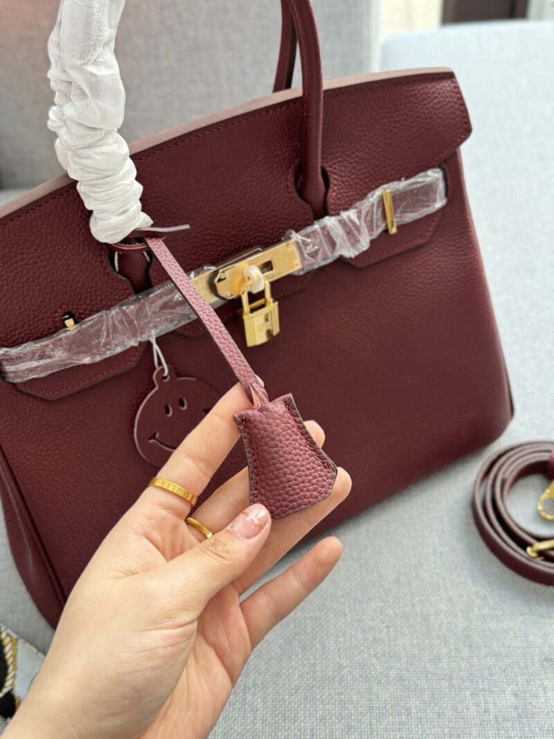 Complete gift box
size：30×22
Hermes Birkin 30 Platinum Bag Handbag
With just a flick of it when going out, one's temperament skyrockets
Simple and durable design
Exquisite, efficient, durable, can be installed and matched properly
Highly textured,...
