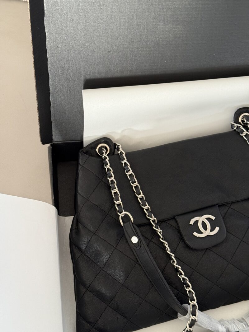 bb3ef4f6f5.jpg 199 boxes
size:27*25cm
The Chanel vintage black and silver wandering bag that I have been longing for has finally been obtained
Xiaoxiang Middle aged Yuanbao Bag
I love this one so much. It's a soft and fluffy one
It is free, casual, lazy, independ...