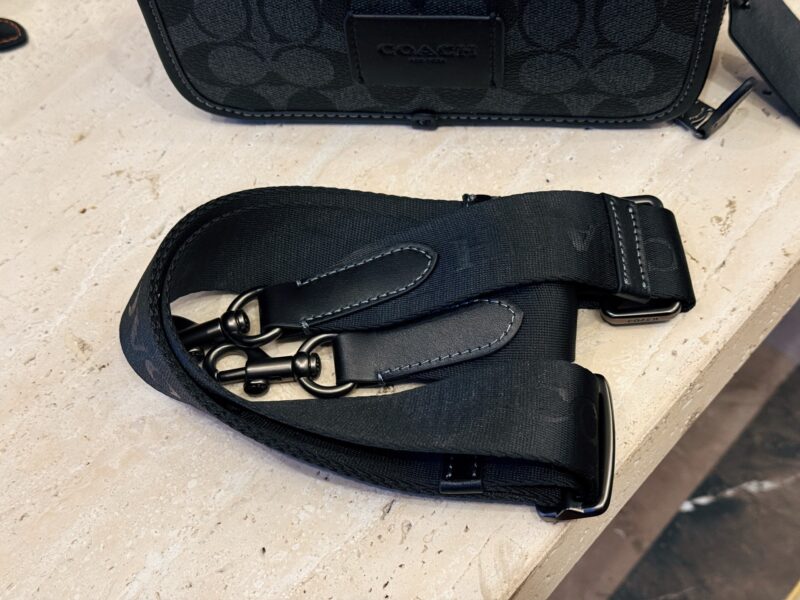 255 boxes
size：20*12cm
C's new men's camera bag
The compact and cool Beck Crossbody
Daily commuting is completely fine
Medium width woven shoulder straps are more comfortable