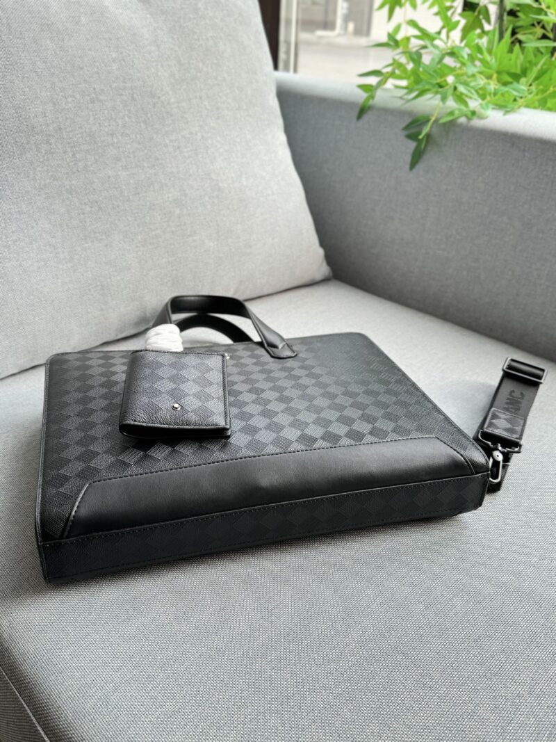 bb4e7947d9.jpg 350 cowhide
size:38×28
MONTBLANC Fashion 3.0 Series Handheld Single Shoulder Crossbody Bag, briefcase
This briefcase is very useful for work and business trips. It has a large capacity and can easily store computer files and anything else. Moreove...