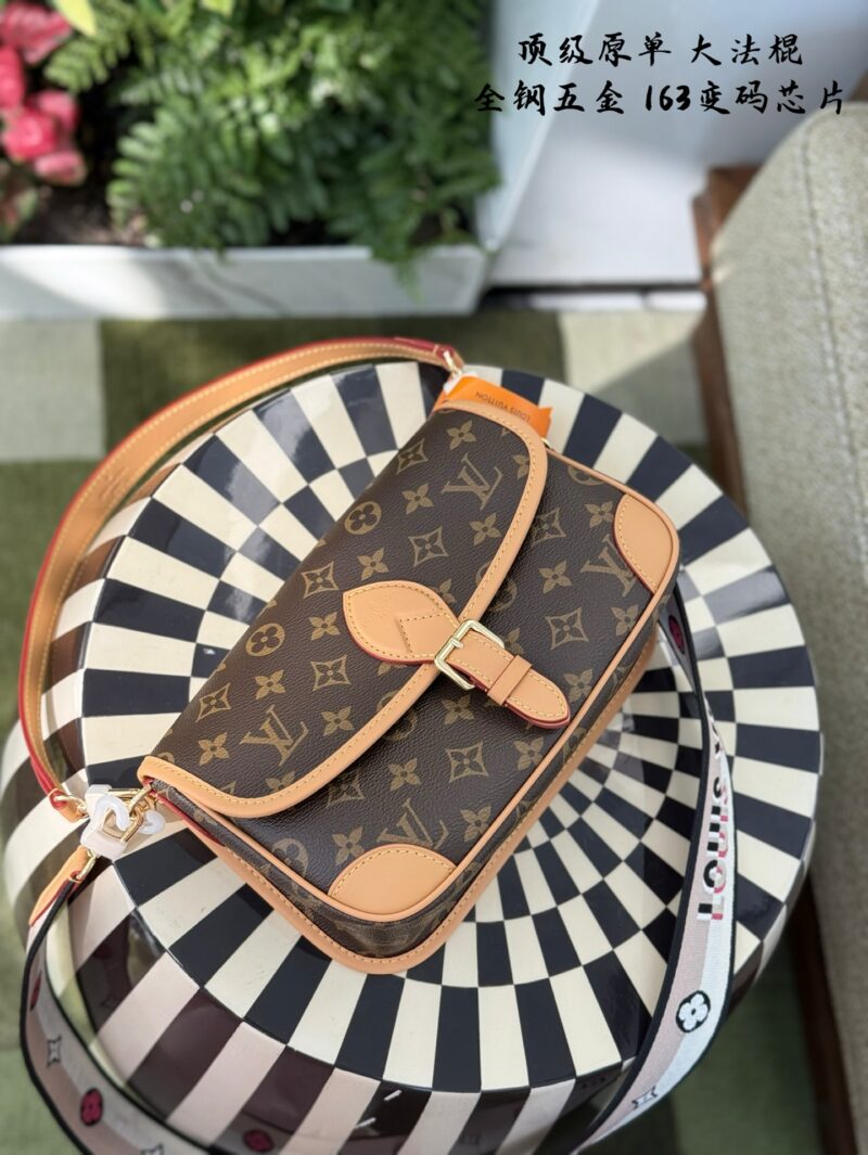 Counter synchronization 163 chip version p325
Lv's new Diane vintage flower stick bag for fashion shows, one shoulder crossbody armpit bag with floral embroidery shoulder strap, all steel hardware
Size: 24 * 15 * 9CM, with 2 shoulder straps that can ...
