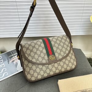 -The famous King of Bags in the medieval world, with a double pocket college style, playful and cute color matching, and full capacity, can be paired with casual hoodies or coats without any sense of incongruity. Even the fairy sisters are under its ...