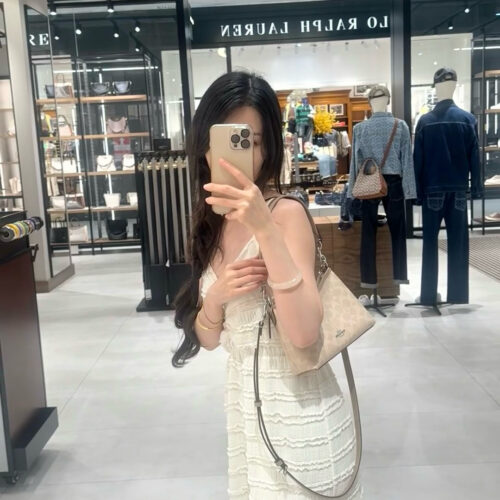 A small skirt paired with a small stray bag,
Very cute!
