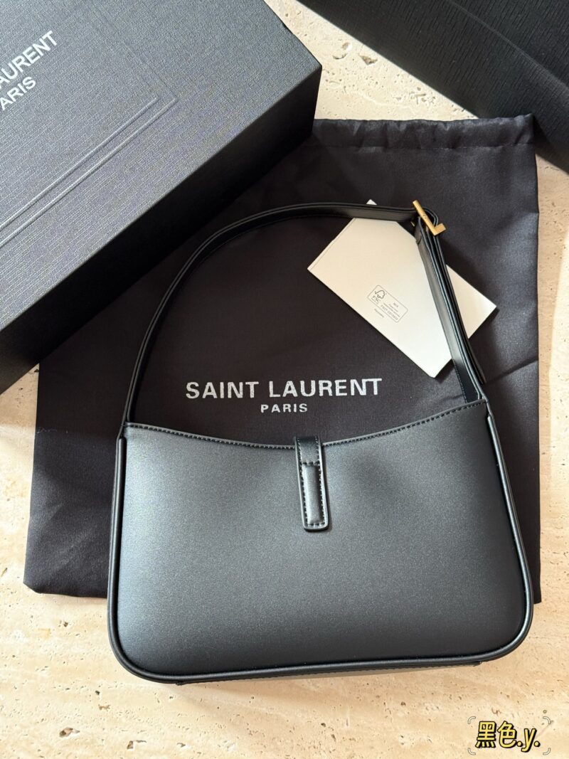 210 boxes (belonging to its season)
Size 24 × 16 × 6cm
YSL armpit bag
It looks great, huh
This is definitely the pioneer of underarm bags!
Cowhide quality!
Too STALY!