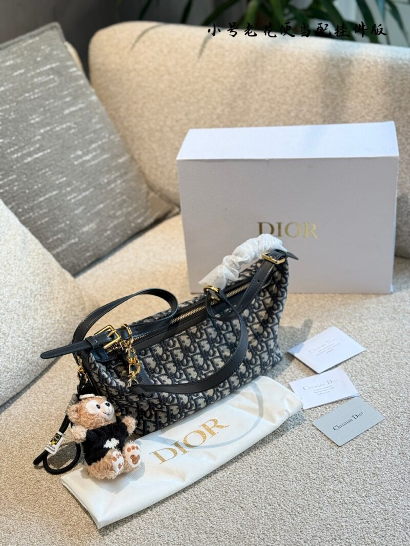 Dior Old Flower Bento Bag with Pendant P295
Elegant, casual, and full of relaxation
Interpreting a fashionable new posture, with a stylish and casual appearance, inadvertently revealing a sense of relaxation. Put on an off shoulder top and black skir...