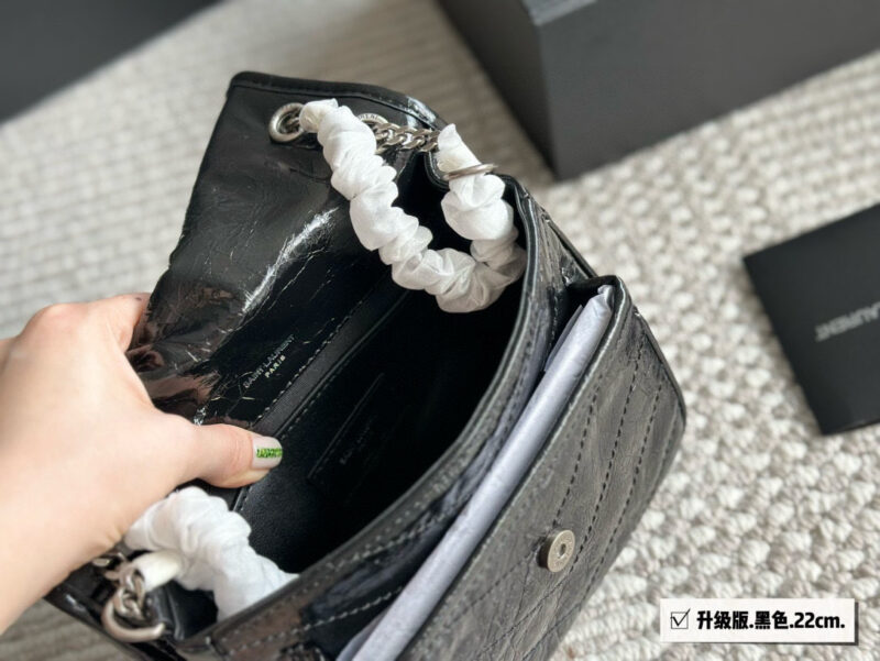 320 290 box upgrade version
Size: 28 * 22cm (large)
22 * 18cm (small)
Niki is really easy to carry!
It's really beautiful and unique ??
YSL Nikki leather material has a soft and sticky texture ??
Imported cowhide!
Both inside and outside are ...