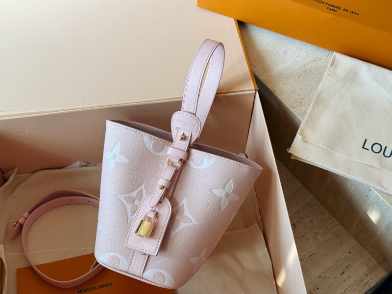 bb87054835.jpg 235 box
size:18*16cm
ALL IN BB Heavy Attack with New Colors|
Who wouldn't be confused after reading this!
I didn't expect to like it more and more as I watched it
There are two sizes of holes for L home AII IN BB
25ss bucket bag