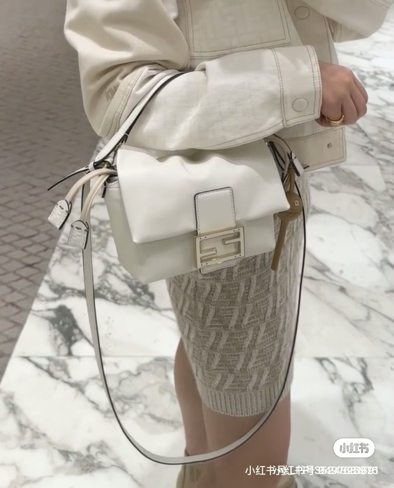 Fendi Mamma Baguette new bag
Come and pick the new Baguette baguette bag!
Which color would you like? # Fendi bag # Fendi baguette bag