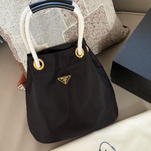 210 box
size：26*25cm
Prad 25 Spring/Summer Novice Bag is Here
It looks more futuristic now~
The small handbag with dragon cloth surface and coarse hemp rope is so cute, I love it!
Nylon bucket bag