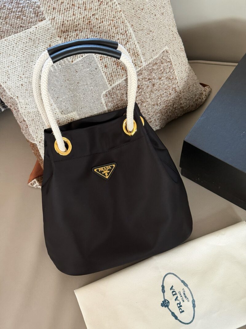 210 box
size：26*25cm
Prad 25 Spring/Summer Novice Bag is Here
It looks more futuristic now~
The small handbag with dragon cloth surface and coarse hemp rope is so cute, I love it!
Nylon bucket bag