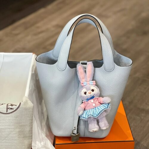 Hermes Basket | Is the unbeatable Holy Grail Blue the best match on the internet
This outfit is truly unbeatable and beautiful. It's so girlish, isn't it! !