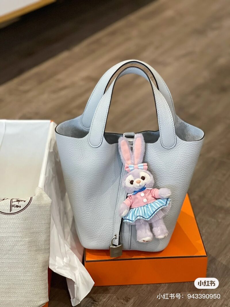 Hermes Basket | Is the unbeatable Holy Grail Blue the best match on the internet
This outfit is truly unbeatable and beautiful. It's so girlish, isn't it! !