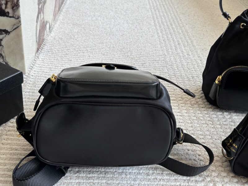 bbde0be314.jpg 220 sets of boxes
size:21 24cm
Prada Hobo Nylon Backpack
Seeing the physical object is truly perfect!
package ??
Designed to be super convenient and comfortable!