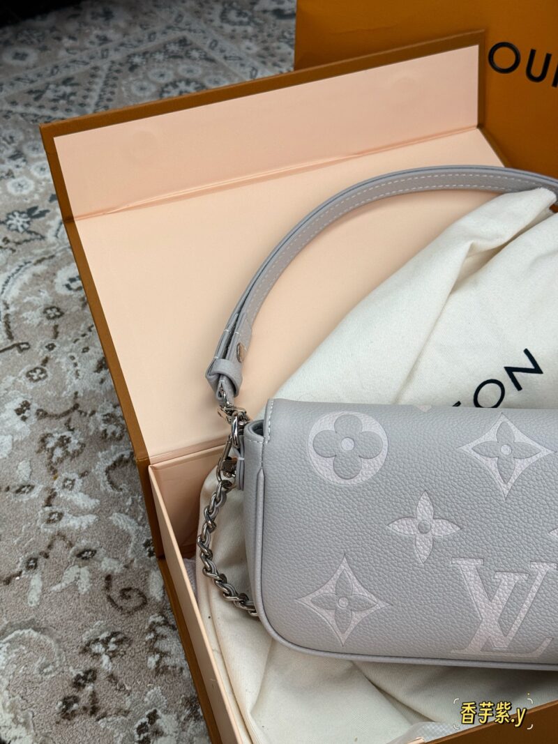 bbfe4b51d3.jpg 195 full set of packaging
size:23*12cm
L's new Ivy embossed model
New taro purple LvIvy armpit bag
The new color is really beautiful!!
This lavender is gray toned lavender!
It's both durable and gentle!
Why are designers so good at color matching!