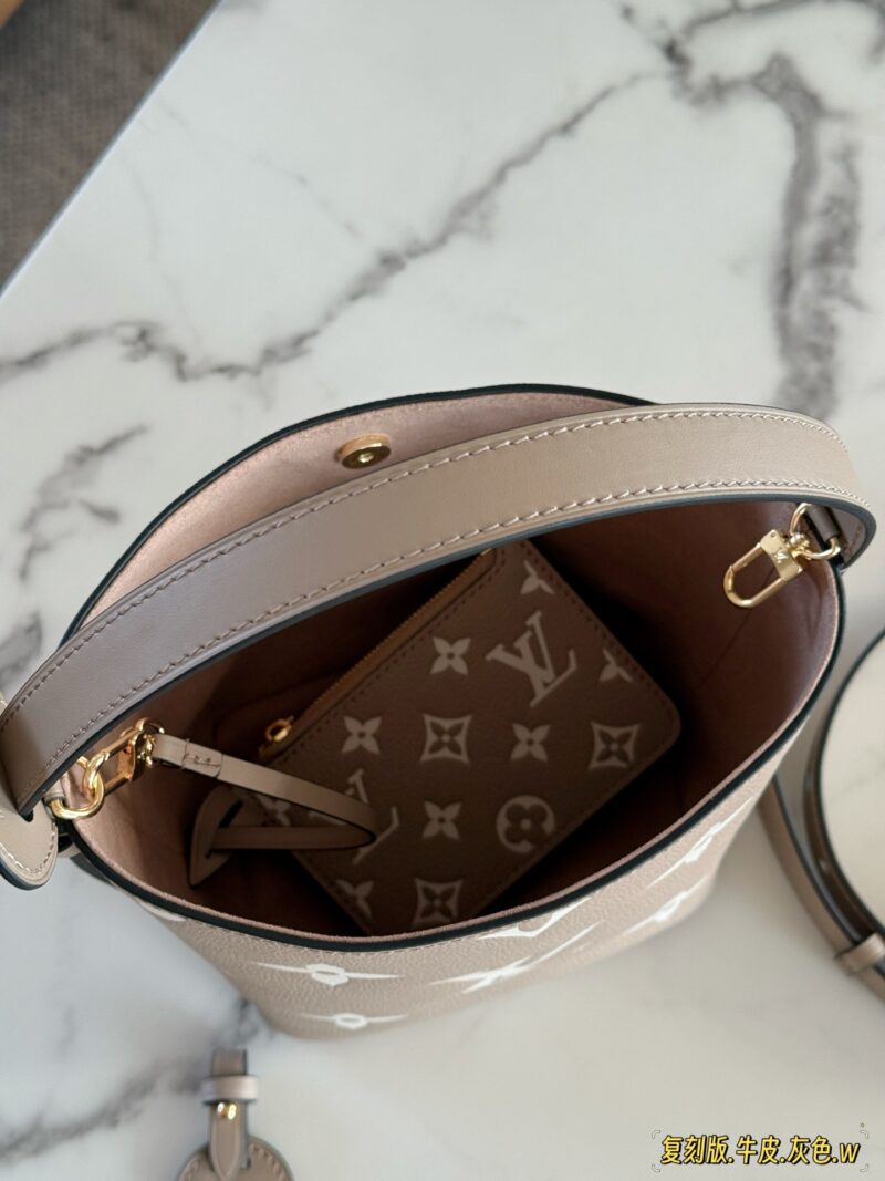 bc05dd792e.jpg 410 head layer cowhide box
size:18*16cm
ALL IN BB Cowhide Heavy Attack
Who wouldn't be confused after reading this!
I didn't expect to like it more and more as I watched it
All in BB's stunning beauty
25ss bucket bag