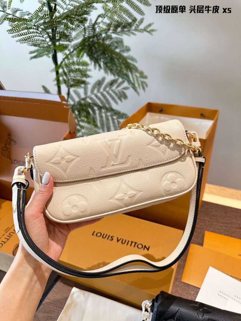 First layer cowhide original single p330
Cute bag shape yet full of elegant temperament folding box! Size 22.11
Lv Ivy Mahjong Bun
Cute bag shape yet full of elegant temperament combined with exquisite and fashionable chain underarm back
A crossbody...