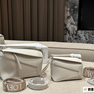 275 300 box
Size: 18 * 11cm (small size)
24 * 15cm (large size)
Loewe Geometry Package Puzzle
The latest version of woven shoulder straps
Clean Puzzle Edge is very advanced!
?? Cowhide quality!
Completely hold on!