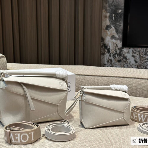 275 300 box
Size: 18 * 11cm (small size)
24 * 15cm (large size)
Loewe Geometry Package Puzzle
The latest version of woven shoulder straps
Clean Puzzle Edge is very advanced!
?? Cowhide quality!
Completely hold on!