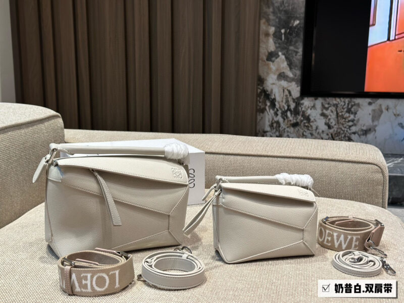 bc0870ec23.jpg 275 300 box
Size: 18 * 11cm (small size)
24 * 15cm (large size)
Loewe Geometry Package Puzzle
The latest version of woven shoulder straps
Clean Puzzle Edge is very advanced!
?? Cowhide quality!
Completely hold on!