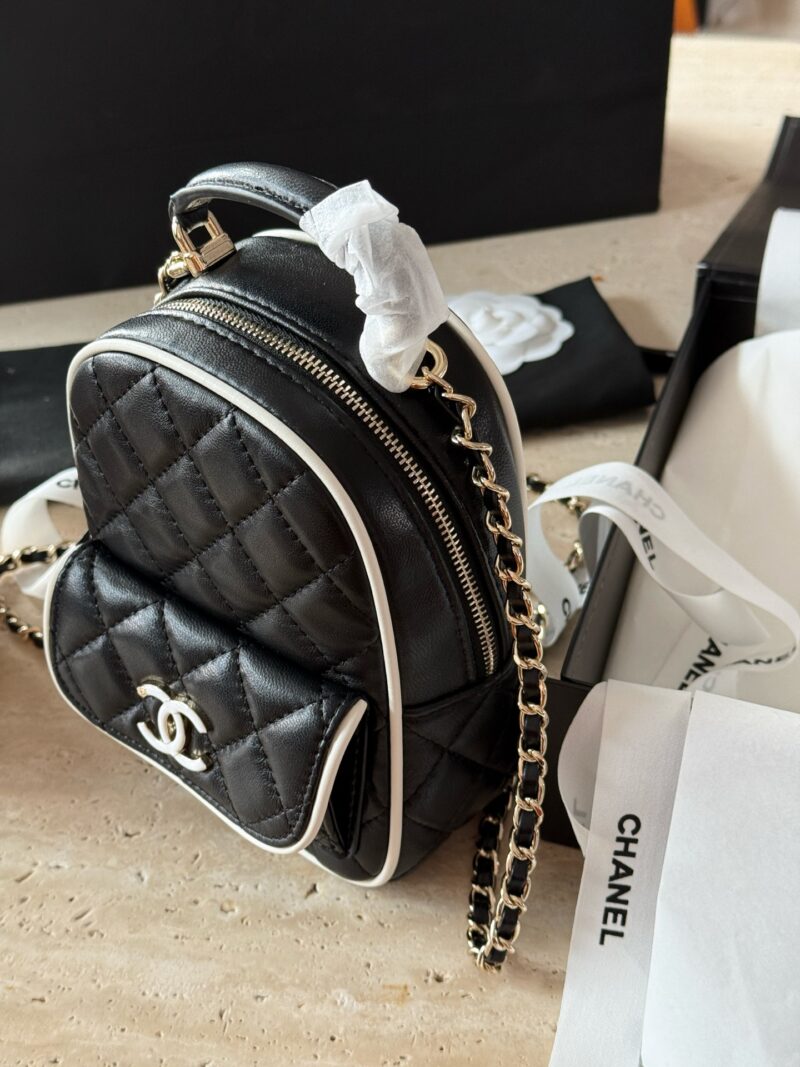 bc21c31981.jpg 295/sheepskin box
size:13*18cm
Xiaoxiangjia 25P new backpack
This season's stir fried chicken with cute little shoulders
My new bag!
CHANEL 25p black and white border panda color
25P all black sheepskin small book bag is cool!