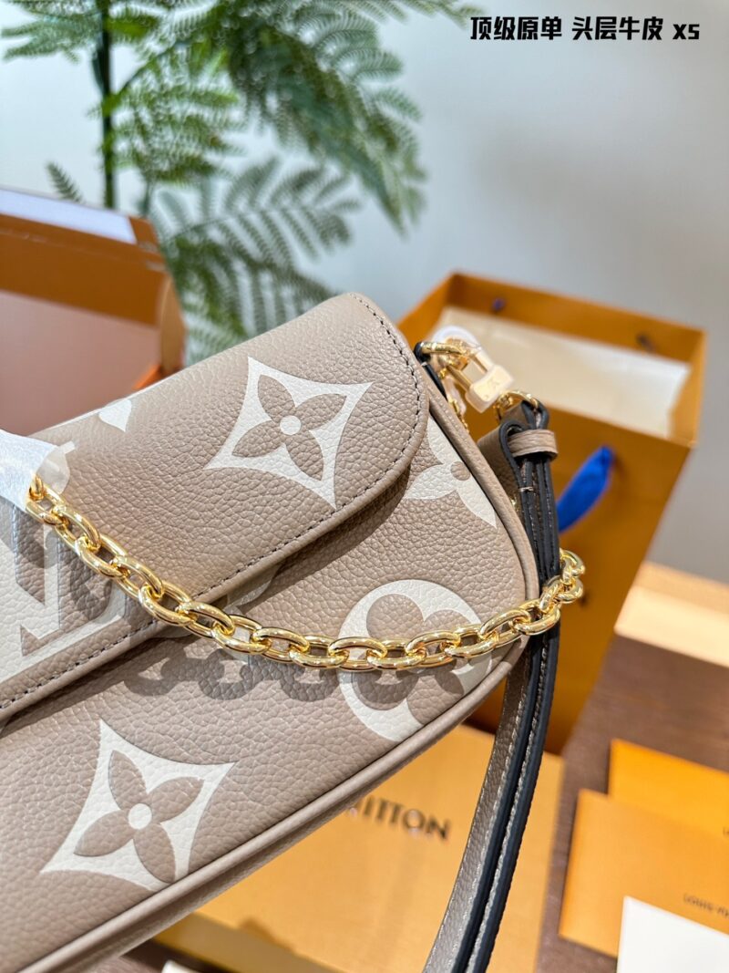 First layer cowhide original single p310
Cute bag shape yet full of elegant temperament folding box! Size 22.11
Lv Ivy Mahjong Bun
Cute bag shape yet full of elegant temperament combined with exquisite and fashionable chain underarm back
A crossbody ...