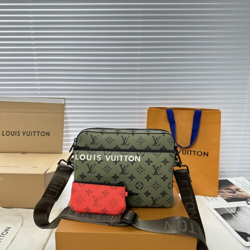 Comes with a foldable gift box airplane ?? Box M23783 Green
Featuring a Monogram coated canvas with a three in one design, equipped with a detachable coin purse, main compartment, and a detachable zipper front pocket for individual use. The coin ...