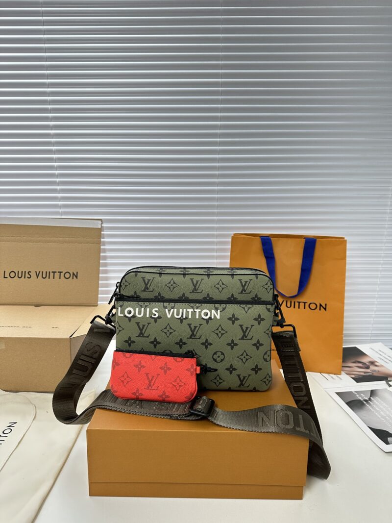 Comes with a foldable gift box airplane ?? Box M23783 Green
Featuring a Monogram coated canvas with a three in one design, equipped with a detachable coin purse, main compartment, and a detachable zipper front pocket for individual use. The coin ...