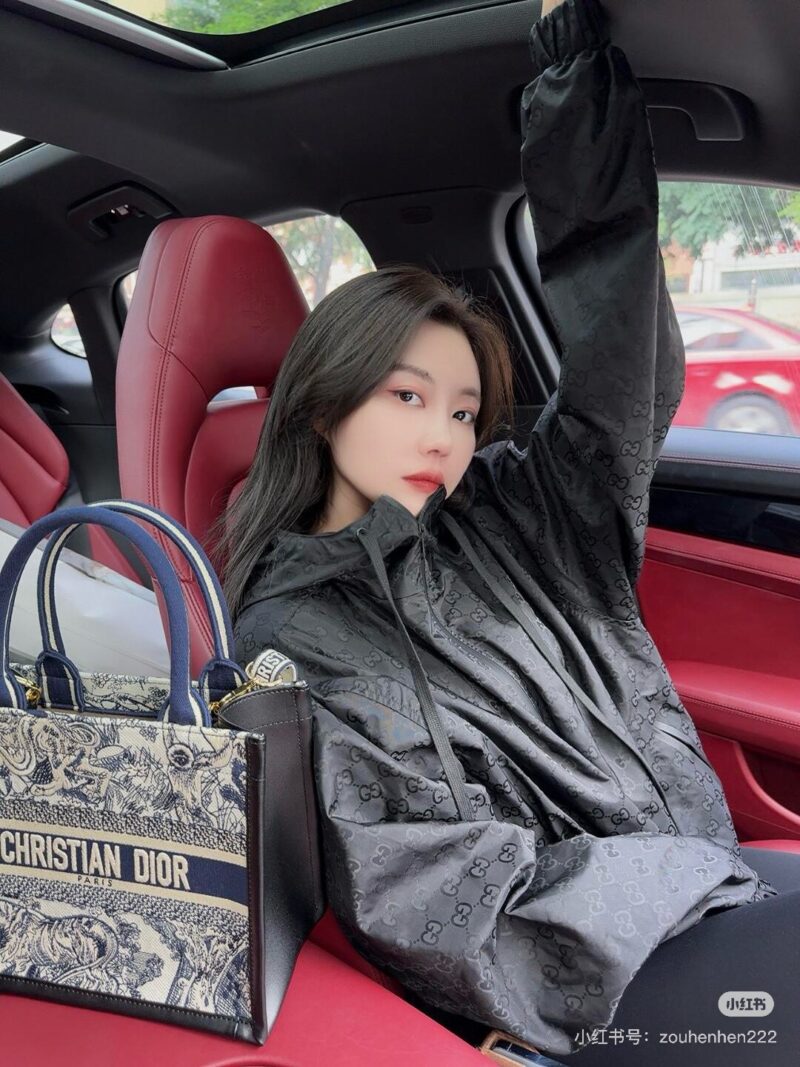 Dior's new tote frees hands