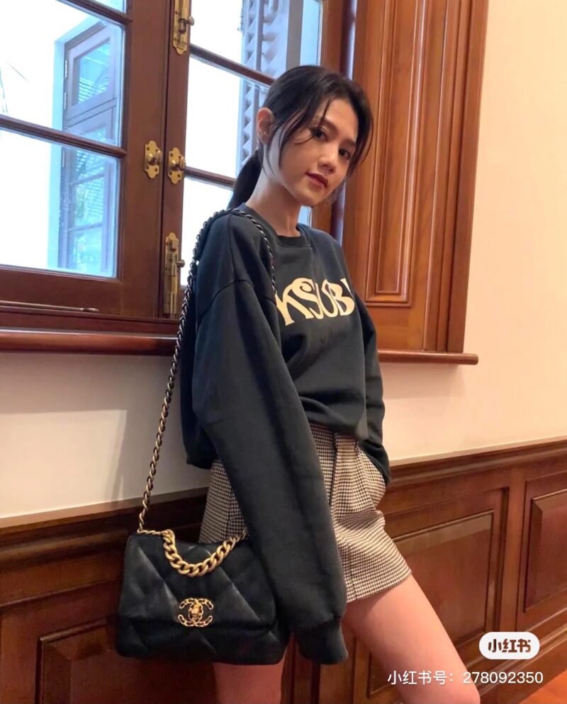 bc4baba0bb.jpg Chanel 19bagI1 is a bag that can be owned by both boys and girls. There are many small fragrances in this bag, so there's no need for me to say more
The large black and gold logo has high recognition
I think the size is just right and the capacity is...