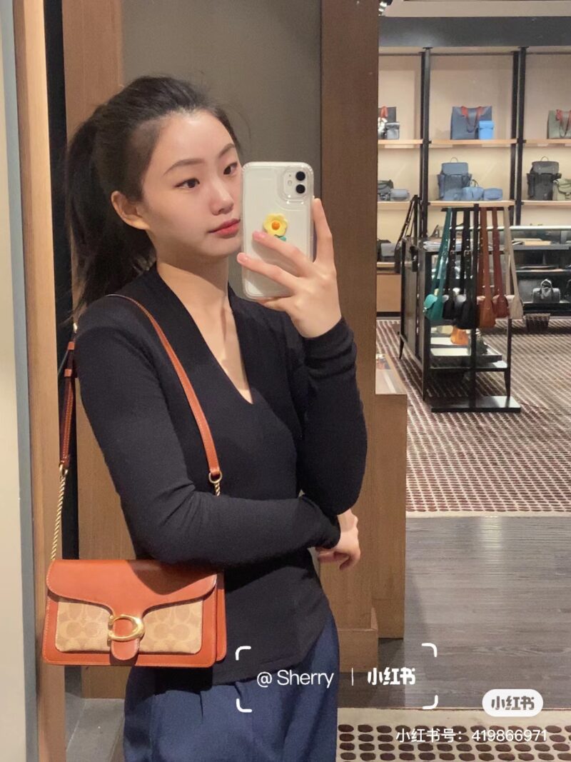 COACH Tabby Family New Member
That's right~The new member of tabby0, also known as the open hanging version, is an 18 centimeter mini version
The point that touched me this time is that Clogo's buckle is wrapped in full leather
The color tone of the ...