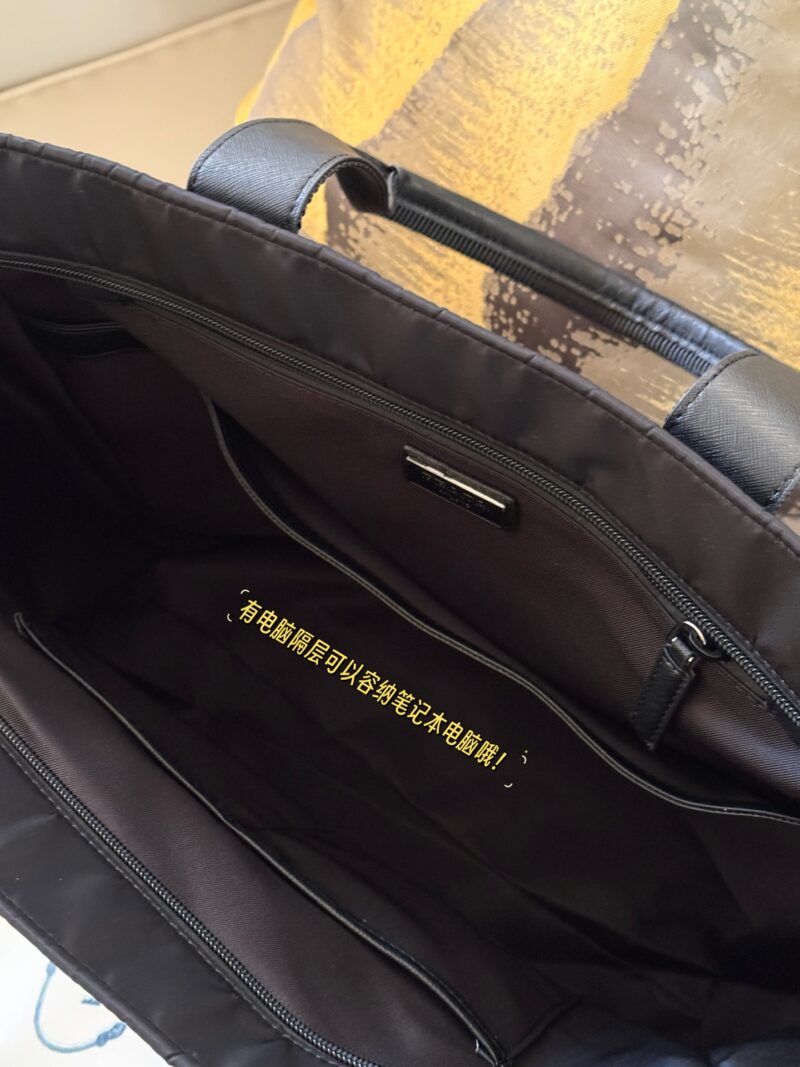 bc62a6b709.jpg 235 without box
size:40*35cm
Prad tote (shopping bag)
The leather material is thick and textured
There are compartments/stickers/it can also be hung on the luggage compartment!
Really practical!!