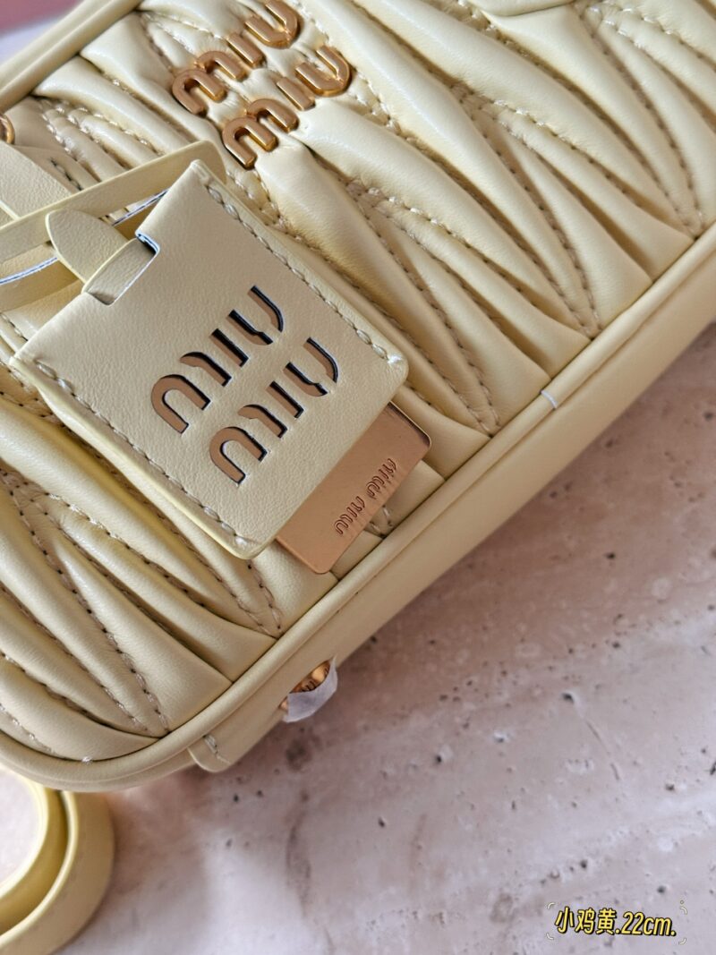 255 Upgraded Edition Box
size：22*11cm
New size of miumiu bowling ball ??
Summer New Chick Yellow
Milk shake yellow bag is super good
Summer colors~Comfortable
Can be carried by hand or slung diagonally
Full capacity~~
The appearance is Princess...