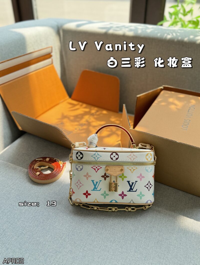 bc8ecc0d8d.jpg 240 original single aircraft box
Original quality with pure leather steel hardware 163 jump code chip
size:19×12
LV x Takashi Murakami collaboration Vanity white tri color makeup box, makeup bag box, single shoulder crossbody handbag
Playful yet s...