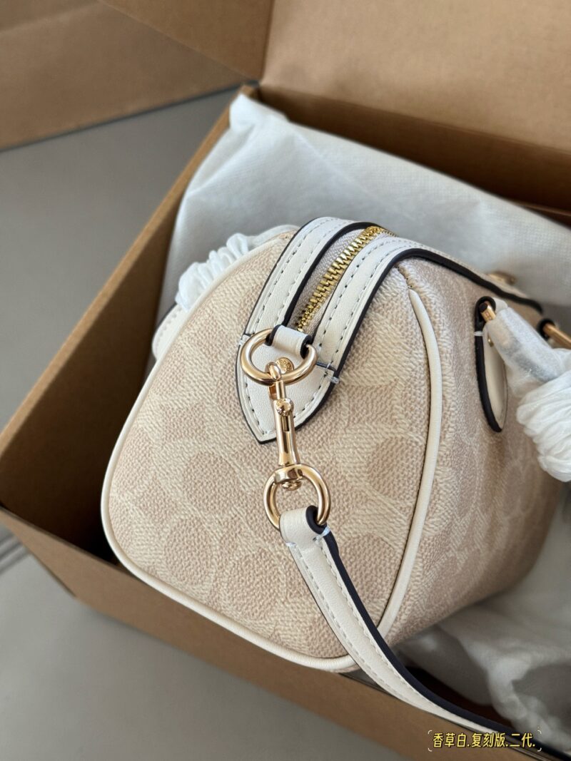 210 (full package) replica version
size：18*12cm
C Home 24ss Pillow Bag/New Product Upgraded Again
Super cute mini Boston
Classic small size
Small body, large capacity!
Channel goods are very rare!
Search Coach Pillow Bag