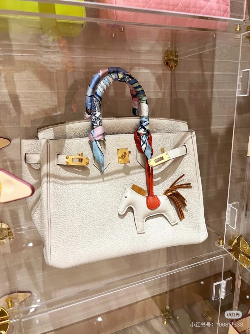 bc9bcd92d7.jpg Bk30 milkshake white
BK30 milkshake white Togo leather gold buckle
I finally understand why Birkin30 milkshake is so popular!
It's just a perfectly warm and soft white with a hint of light gray, and a slightly cool tone with a hint of coolness
The wh...
