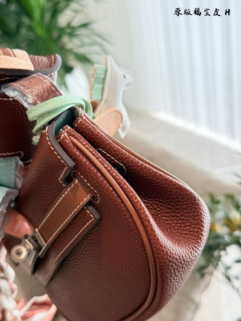 First layer cowhide p350 Fubao leather
Hermes' new Kelly Moove
Big bag size: 17 * 10 * 5cm
Small bag size: 7.5 * 6 * 3.5cm
Hands on bag, grab bag, waist bag, shoulder bag, crossbody bag capacity: coin/Airpods3 Yin line card air cushion lipstick tissu...