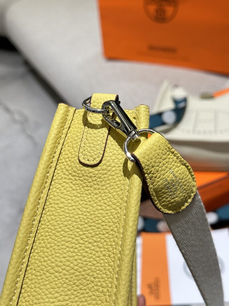P250 Togo Leather Upgraded Edition
Hermes Mini evelyne is worth listing Mini evelyne,
Nata didn't think she was that fond of it at first, but holding it in her hand is so fragrant, it's just a fragrance without adjectives, paired with a Pegasus and m...