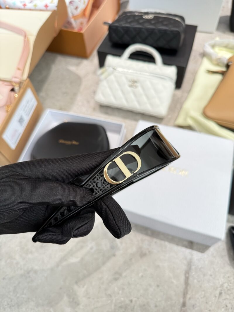 bcba401346.jpg Actual delivery photo p215
The D family headband and sunglasses that fashionable bloggers wear!!
Kanda, who was in charge of sunglasses in ancient Greece
Recent new favorite - Dior headband sunglasses
Really roar, look at it
You can also take it off ...