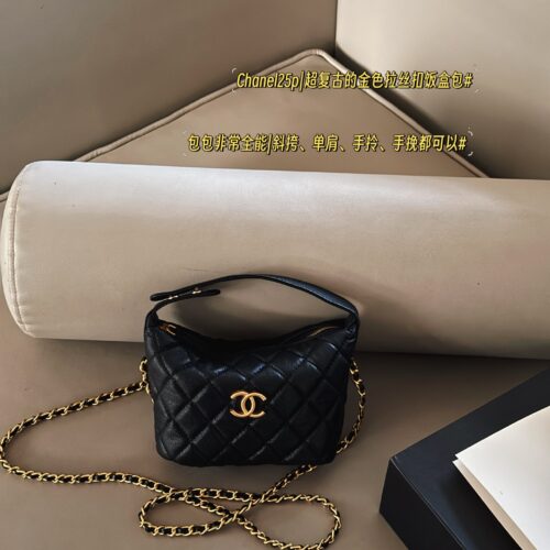 235 box
Size: 15 * 13cm (small)
Xiaoxiang's lunch box bag
A popular bag that catches the eye at a glance
Really cute
Can be sweet or salty
You can hold it by hand, shoulder and back. The chain length is just right
It also has strong compatibility#