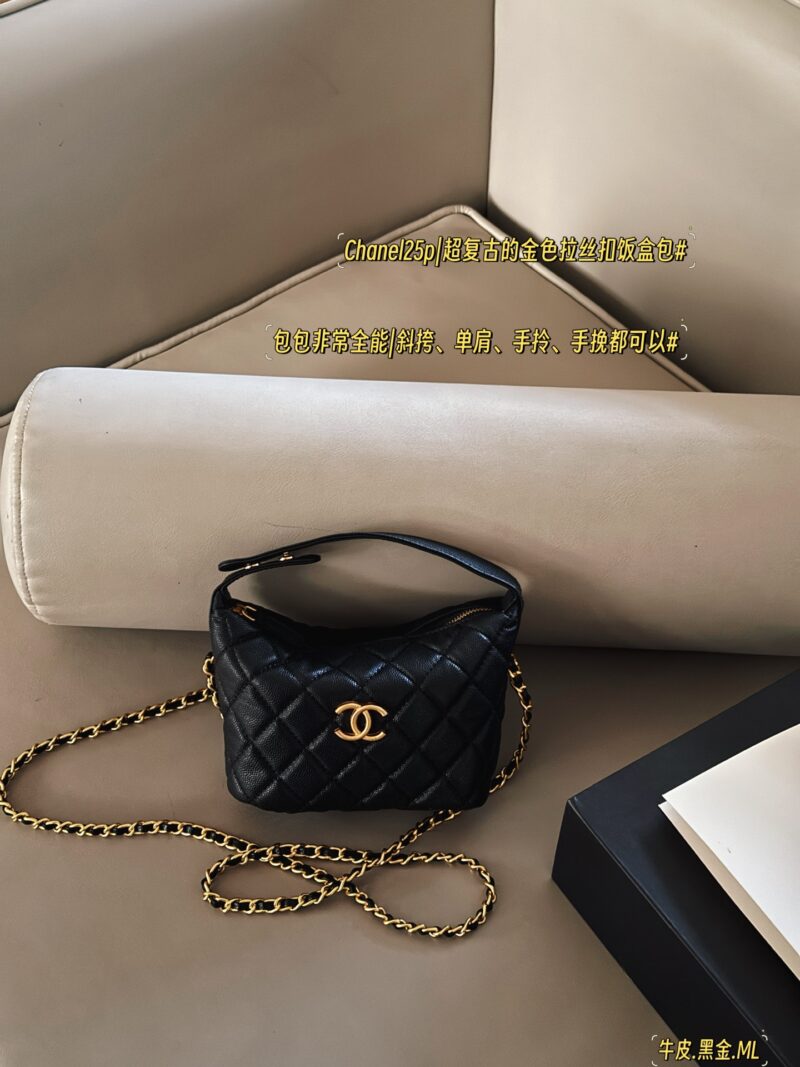 bccee57dd2.jpg 235 box
Size: 15 * 13cm (small)
Xiaoxiang's lunch box bag
A popular bag that catches the eye at a glance
Really cute
Can be sweet or salty
You can hold it by hand, shoulder and back. The chain length is just right
It also has strong compatibility#