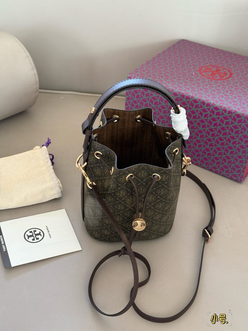 bcd71d61a3.jpg 230, 240 with box
Size: 15 * 18.5cm (small size)
21 * 20cm (large size)
TB T monogram new bucket bag
Cocoa Limited Wealth Bucket, I love it, how about you?
It's really super comfortable!
Full marks for temperament!
The new product has added a hidden ...