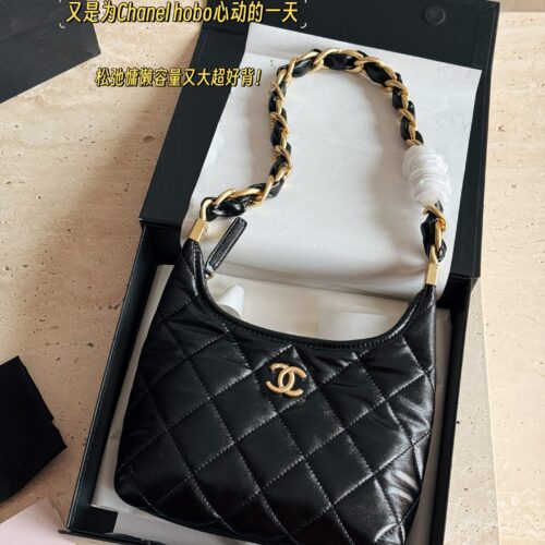 Box oil wax skin
Size: 22 * 16cm (small)
26.5 * 17cm (medium)
30 * 23cm (large)
24Ahobo Xiaoxiang's home
Xiangxiang loves new styles recently
Hobo armpit bag exudes a strong atmosphere, who knows!! good-looking!