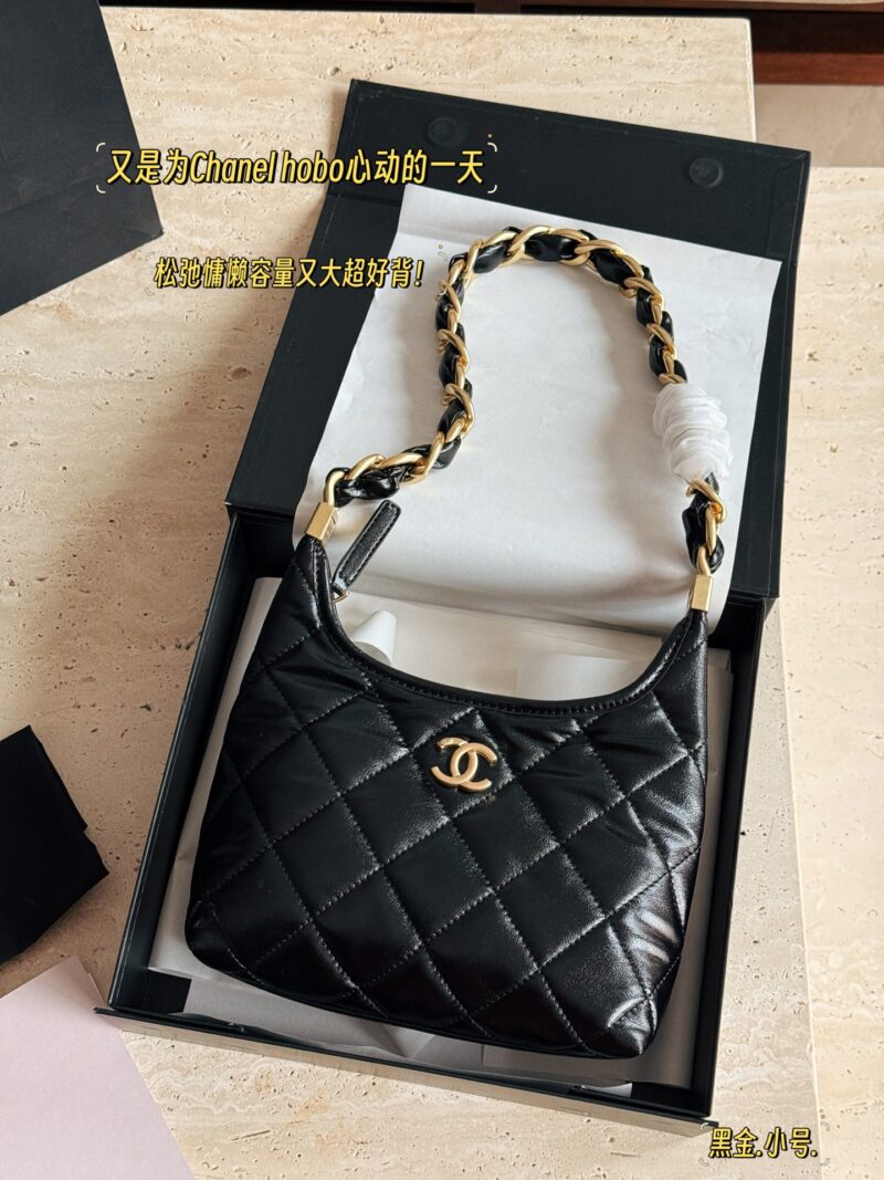 bcddb5aa8c.jpg Box oil wax skin
Size: 22 * 16cm (small)
26.5 * 17cm (medium)
30 * 23cm (large)
24Ahobo Xiaoxiang's home
Xiangxiang loves new styles recently
Hobo armpit bag exudes a strong atmosphere, who knows!! good-looking!