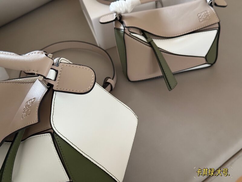 bd04b2a40b.jpg 225 255 box
Size: 18 * 10cm (mini)
24 * 15cm (large size)
Loewe Geometry Package Puzzle
Truly cannot be missed,
?? Cowhide quality!
Completely hold on!
Puzzle khaki green color combination
Even high-level ones have to overflow