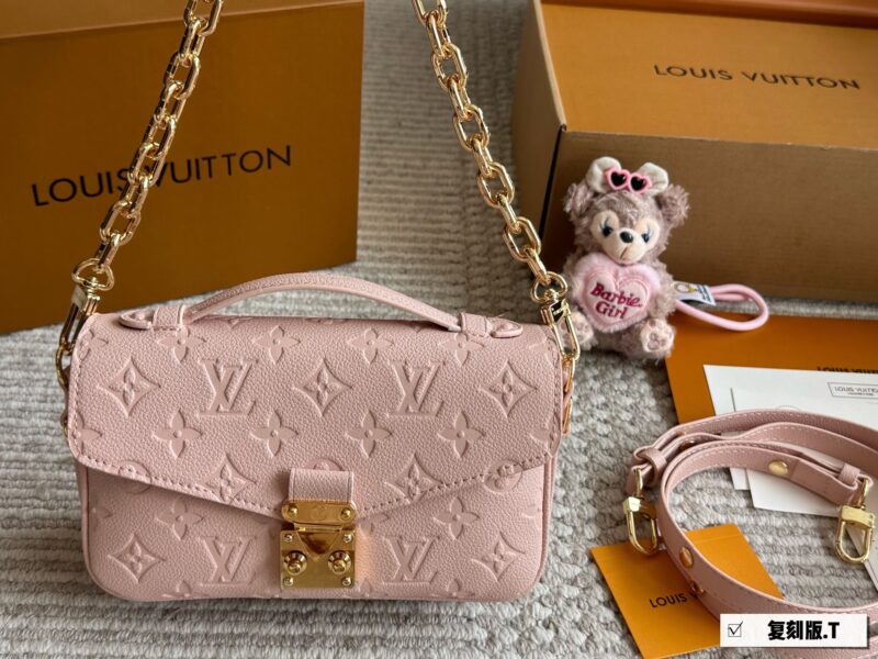 bd089865f4.jpg 300 boxes
size:21*13cm
L's new small postman Metis
Freshly baked cherry blossom powder in spring and summer
The perfect sized LV mailman bag is here
The usage rate is super high!
Cute and lovely finally!! It's out!