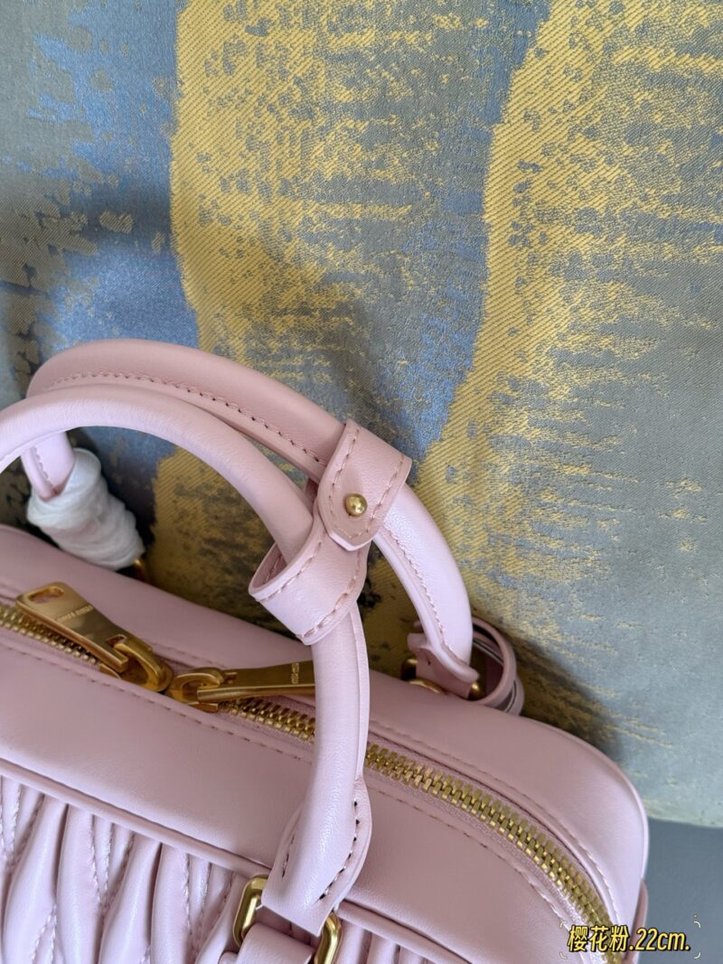 255 Upgraded Edition Box
size：22*11cm
New size of miumiu bowling ball ??
The faint cherry blossom powder is truly a fairy bag for summer
Summer colors~Comfortable
Can be carried by hand or slung diagonally
Full capacity~~
The appearance is Prin...